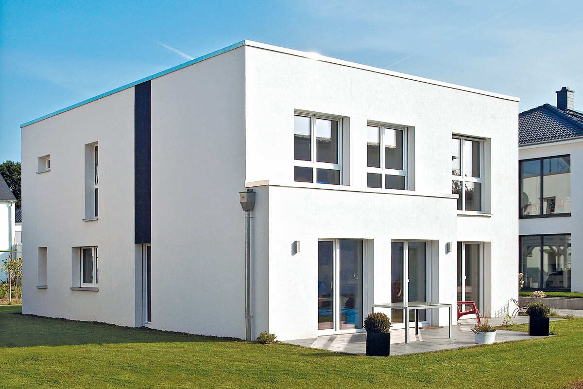 Ein Einfamilienhaus als Bauhaus / Flachdachhaus  massiv gebaut mit über 130 qm Grundriss in Hannover, Burgwedel.